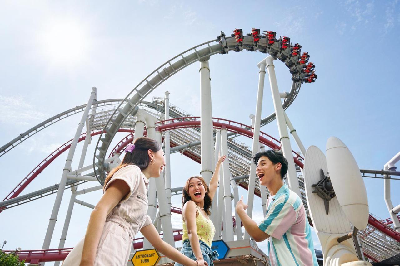 סינגפור Resorts World Sentosa - Hotel מראה חיצוני תמונה Visitors at the Dragon roller coaster