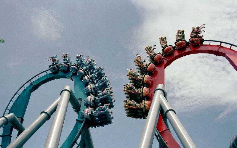 סינגפור Resorts World Sentosa - Hotel מראה חיצוני תמונה The two trains of the Dragon roller coaster
