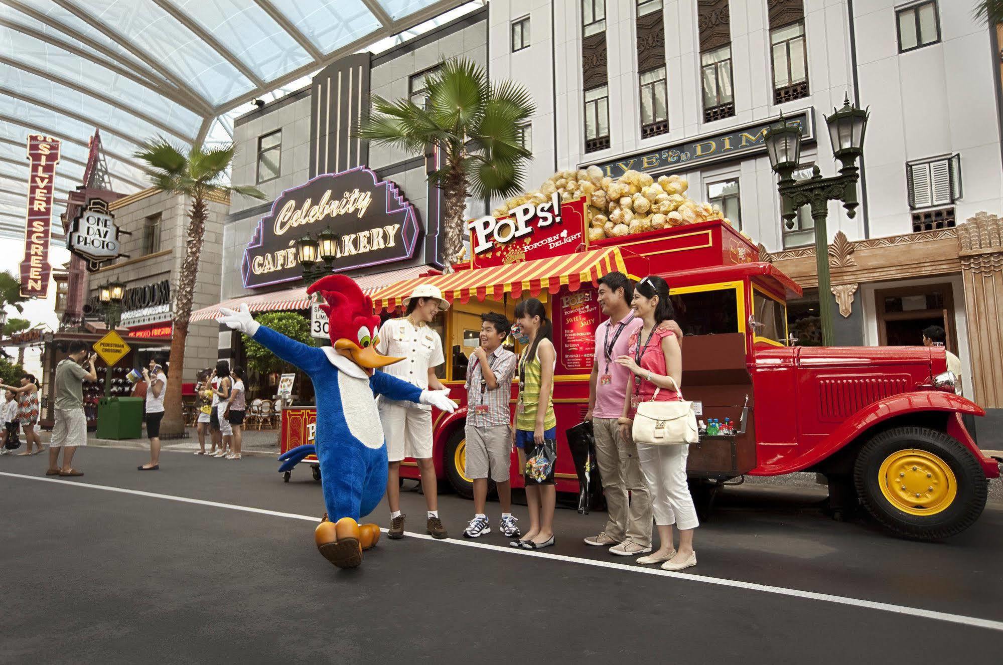 סינגפור Resorts World Sentosa - Hotel מראה חיצוני תמונה The POPS truck at Universal Studios Singapore